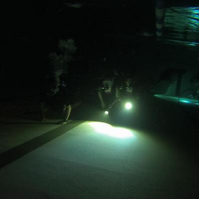 Plongée de nuit piscine enfant